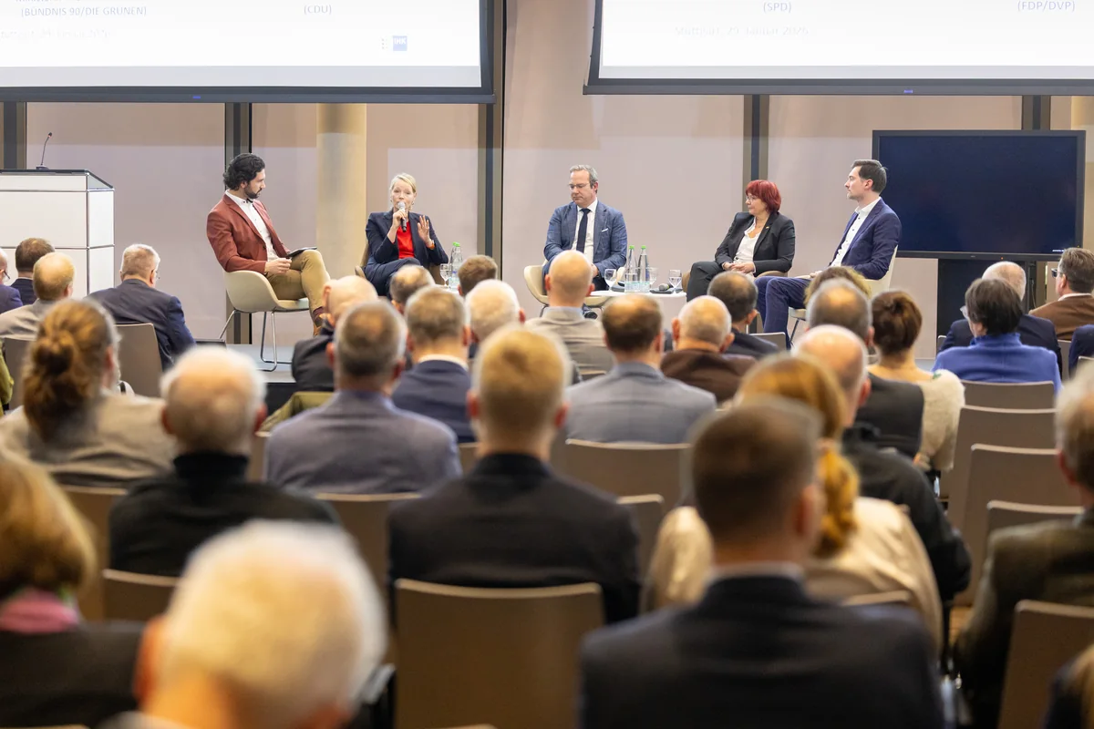 Joti Fotiadis moderiert das Energiepolitische Forum vor Publikum
