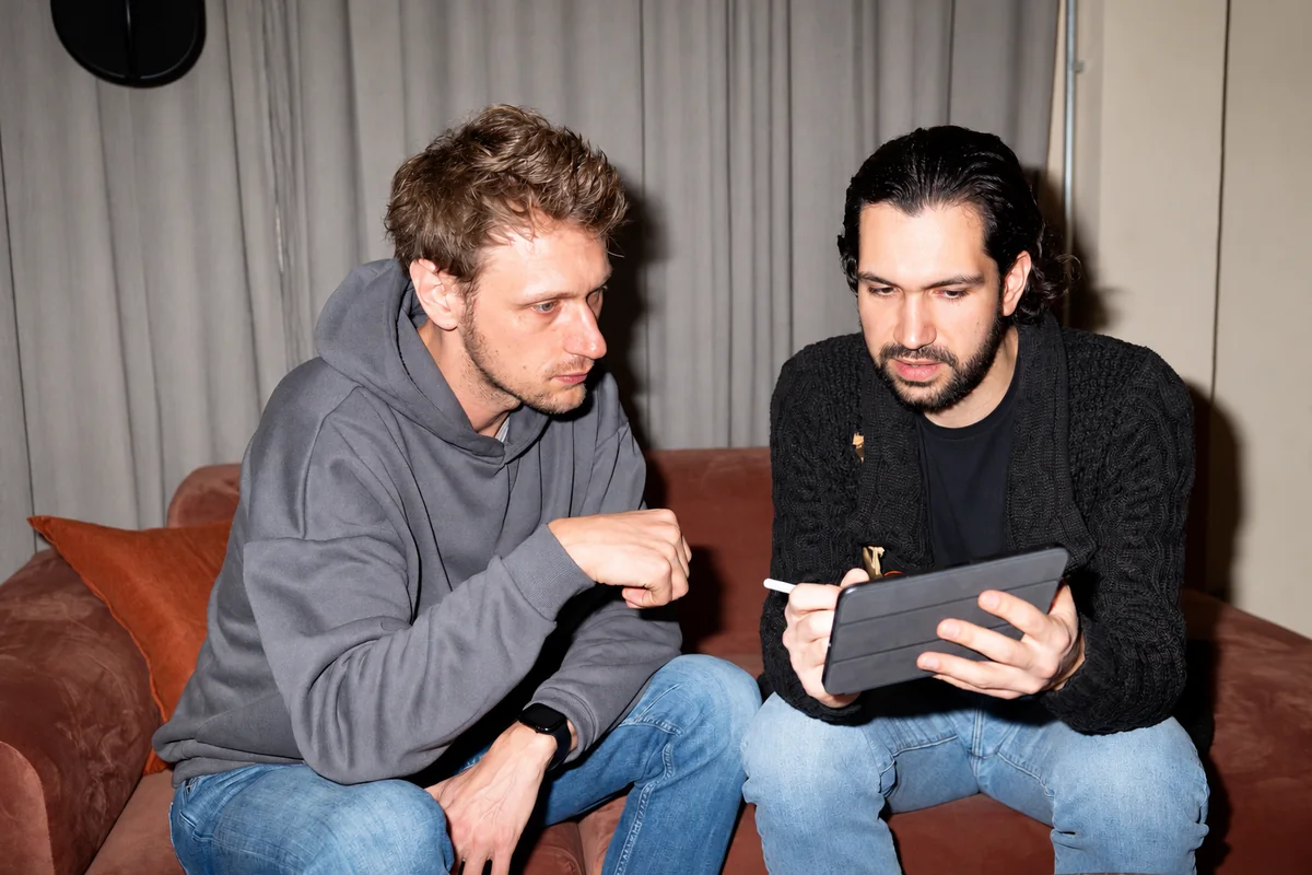 Joti Fotiadis und Chris Veit arbeiten gemeinsam an einem Tablet