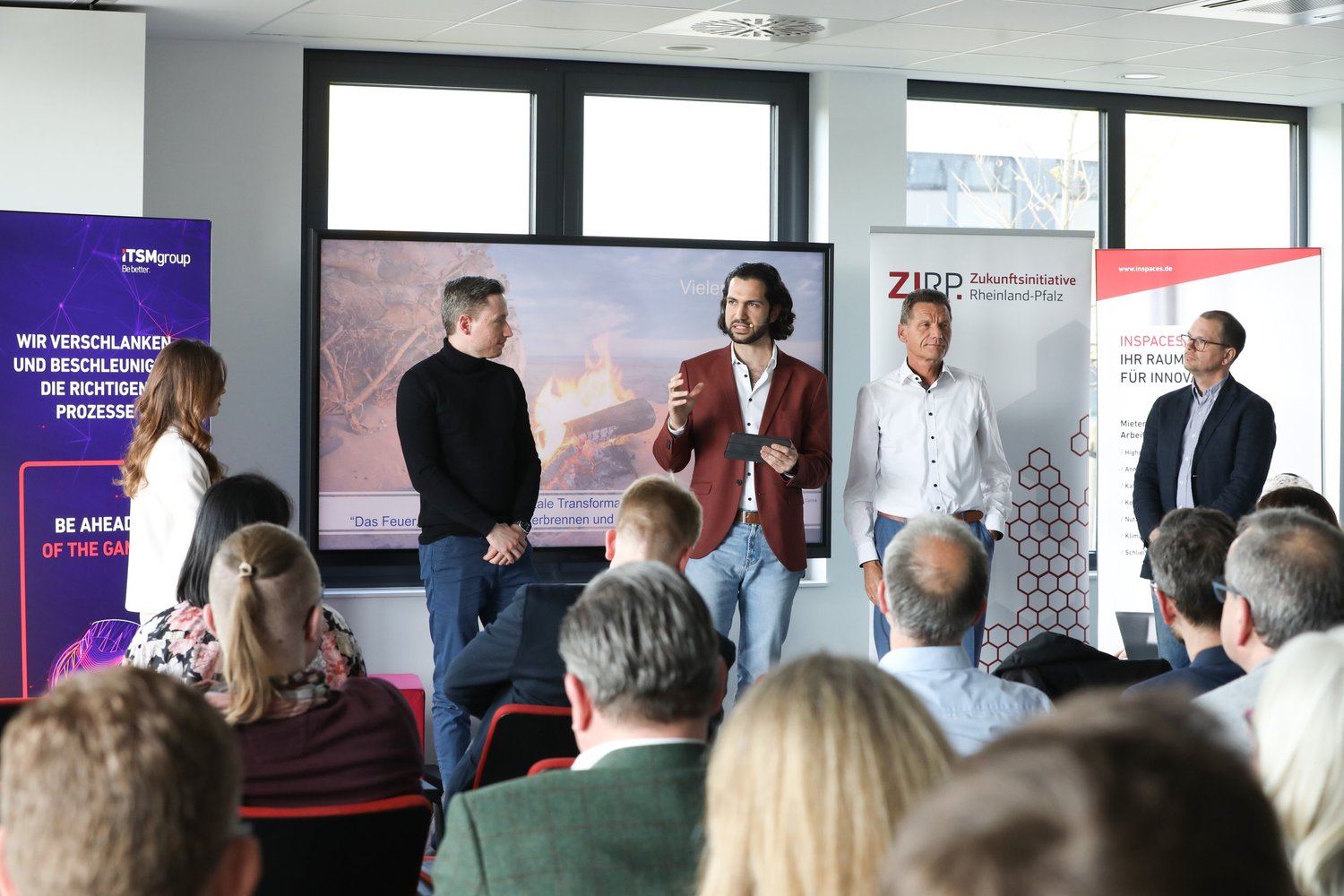 Joti Fotiadis moderiert das ZIRP-Panel zu KI und Nachhaltigkeit