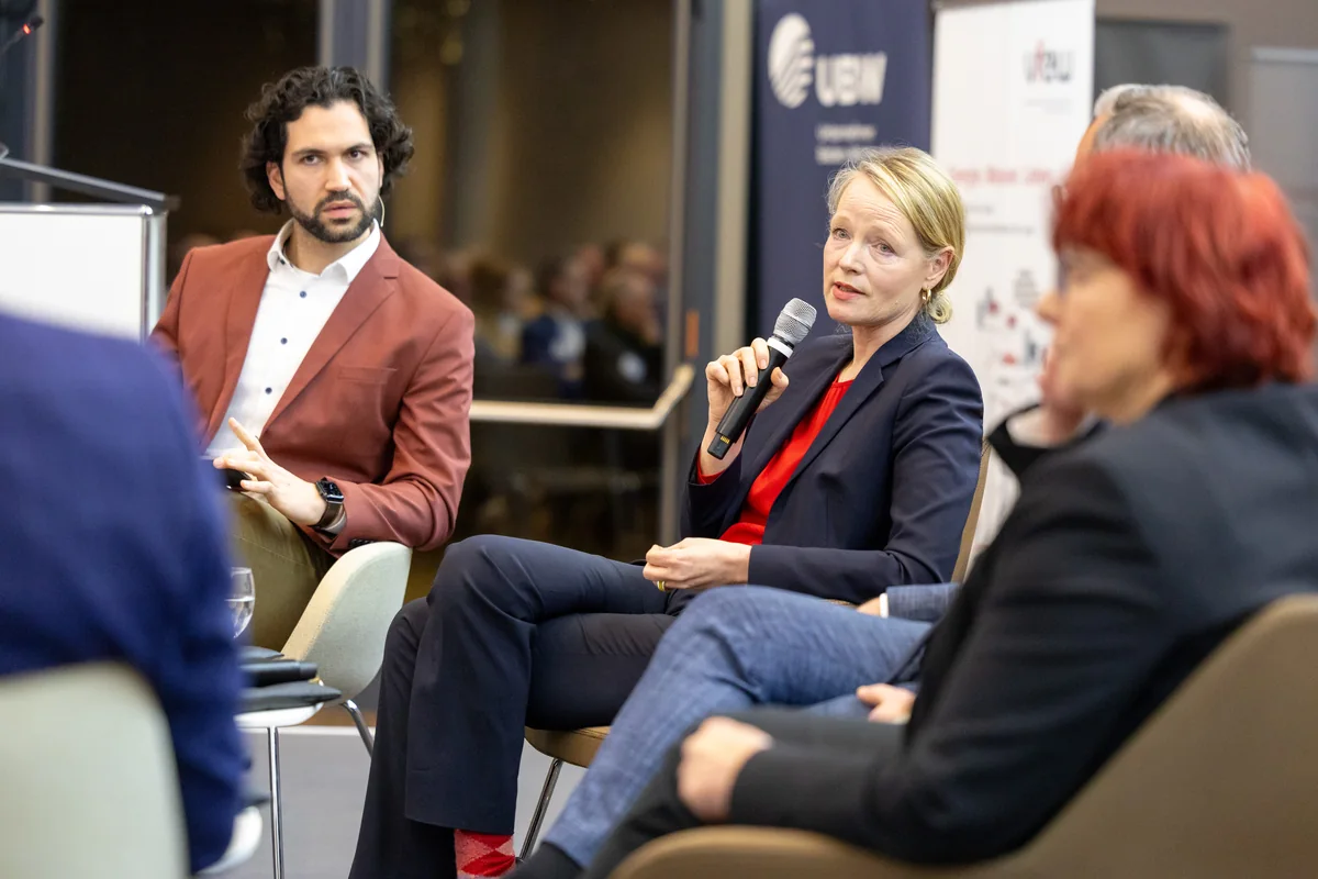 Joti Fotiadis moderiert eine Gesprächsrunde beim Energiepolitischen Forum
